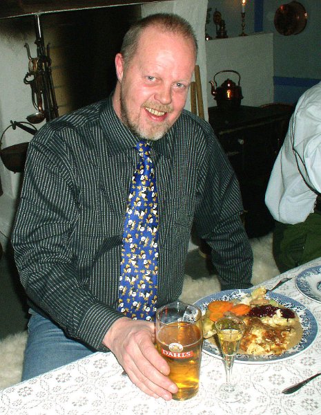 040 2004_007.jpg - Bergul Roger synes å stortrives med god mat og god drikke      